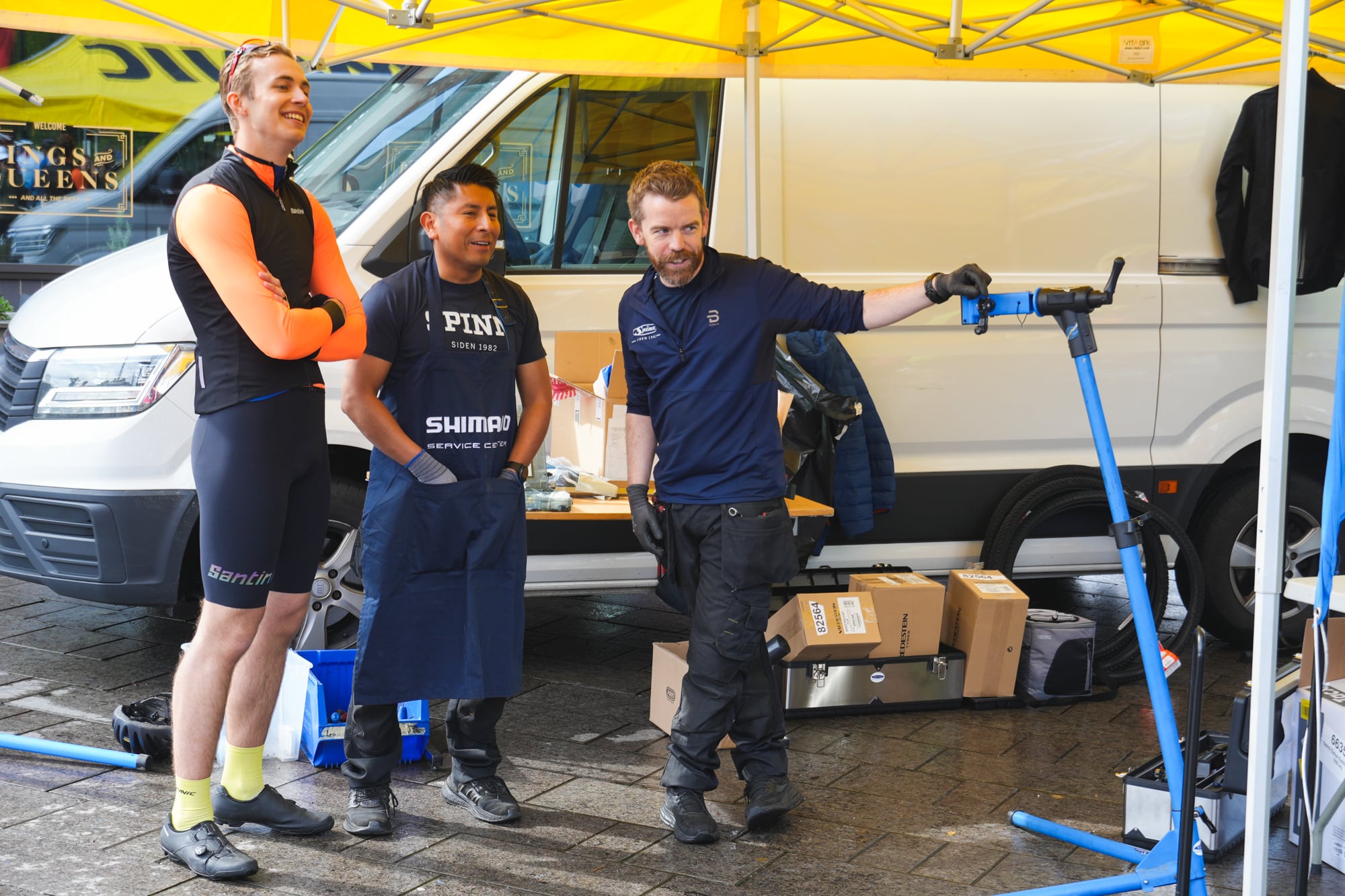 Folk ved serviceteltet med verktøy, arbeidsstativ og utstyr før Nordsjørittet.