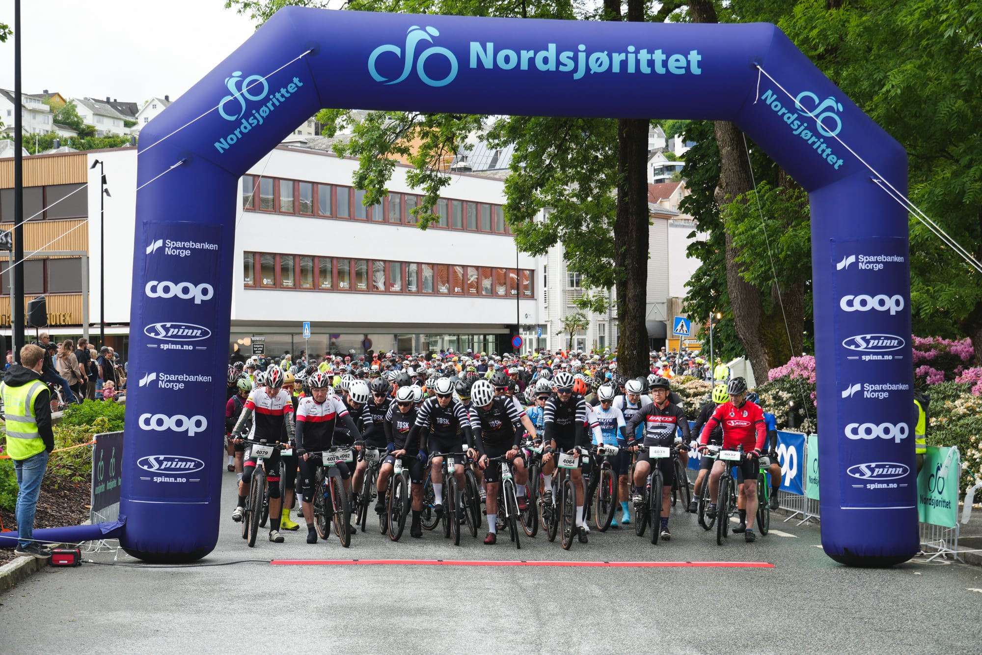 Deltakere samlet under Nordsjørittets startbue i Egersund.