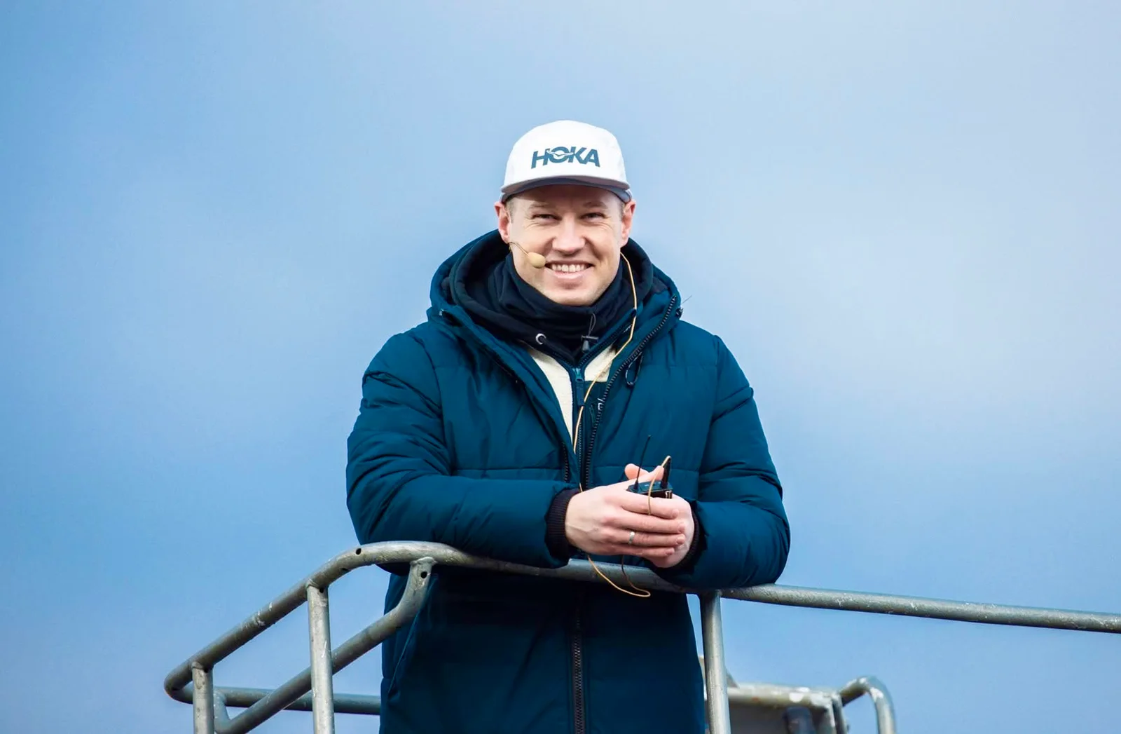 John Hauge utendørs, lent over et rekkverk