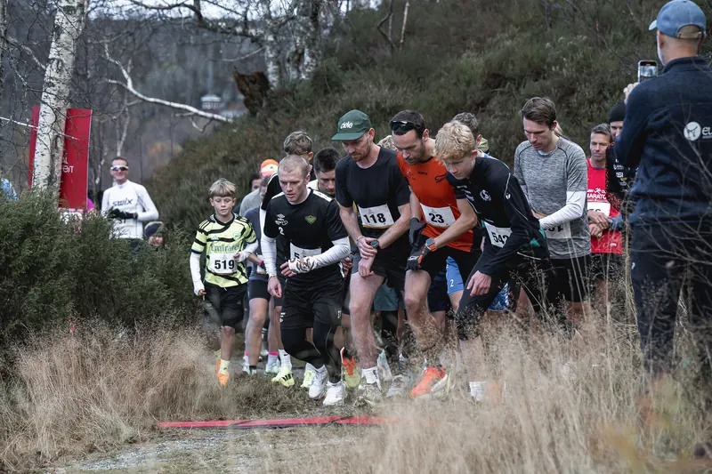 Løpere starter Sirdal Løpefest i terrenget ved Kvæven
