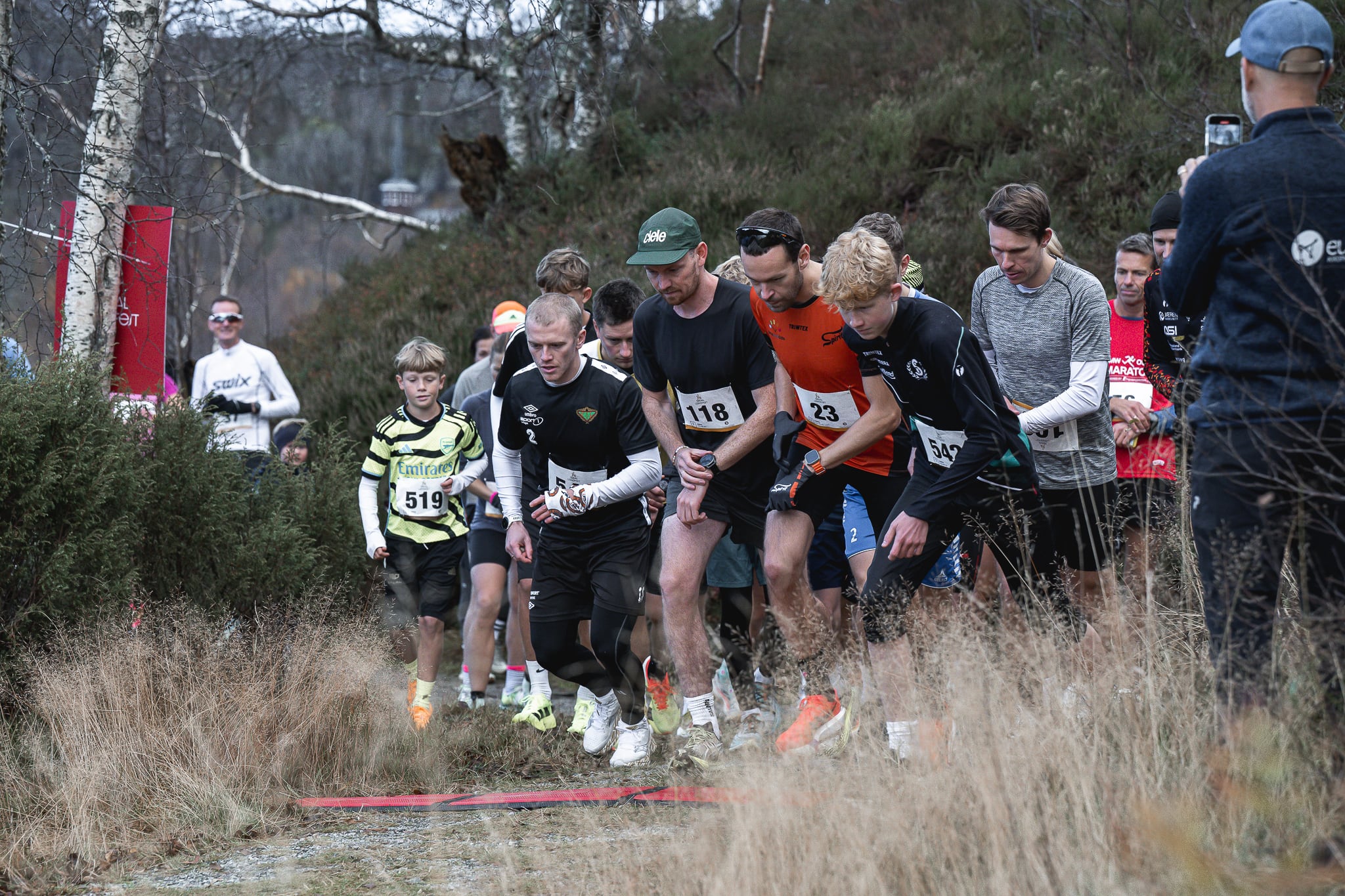 Løpere starter Sirdal Løpefest i terrenget ved Kvæven