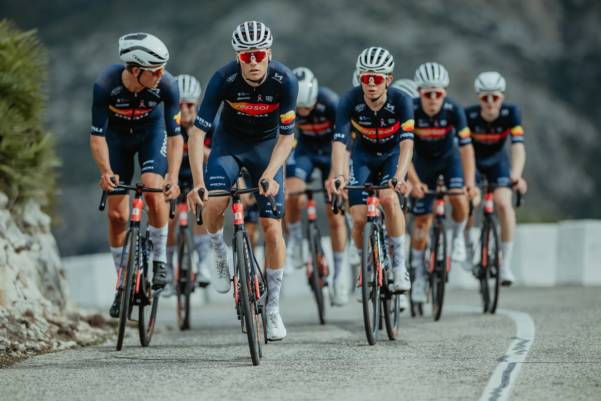 Ryttere fra Team Drali–Repsol sykler samlet på landevei