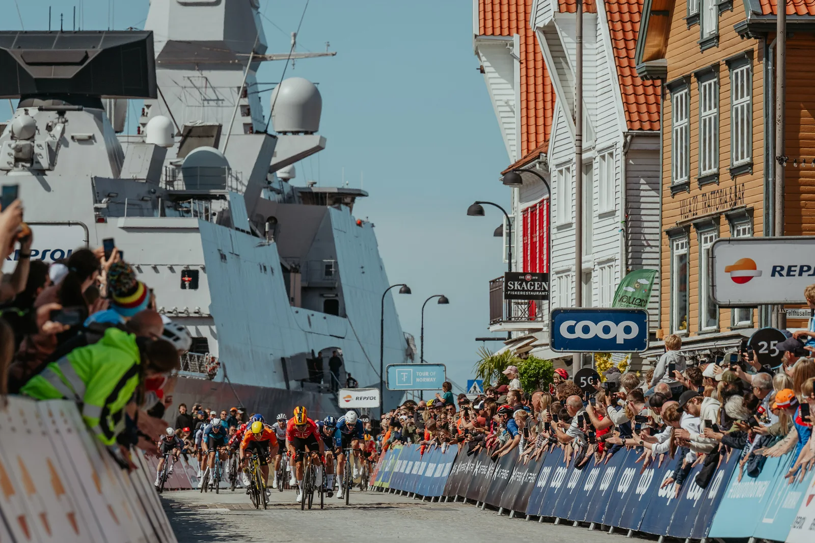 Syklister og publikum langs sjøhusene i Stavanger under Tour of Norway